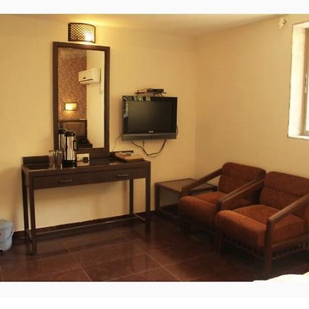 Hotel Ganesh Palace มุมไบ ภายนอก รูปภาพ