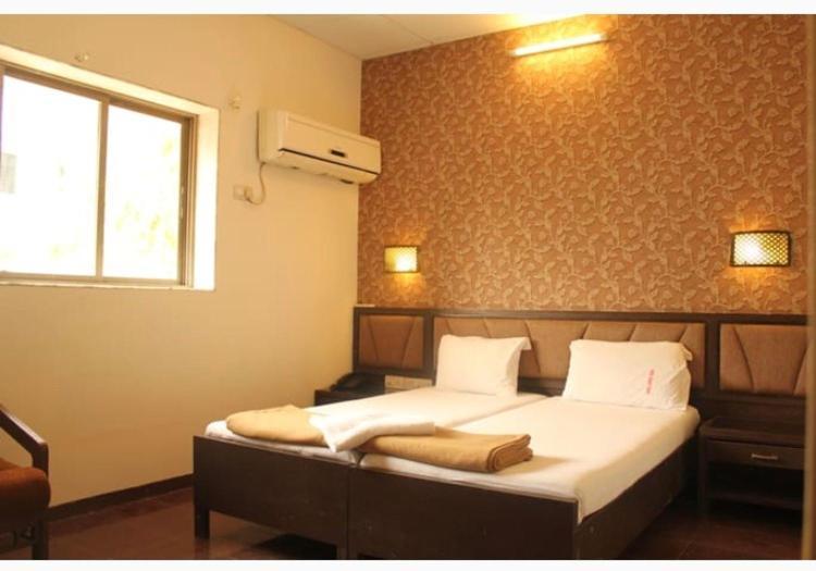 Hotel Ganesh Palace มุมไบ ภายนอก รูปภาพ